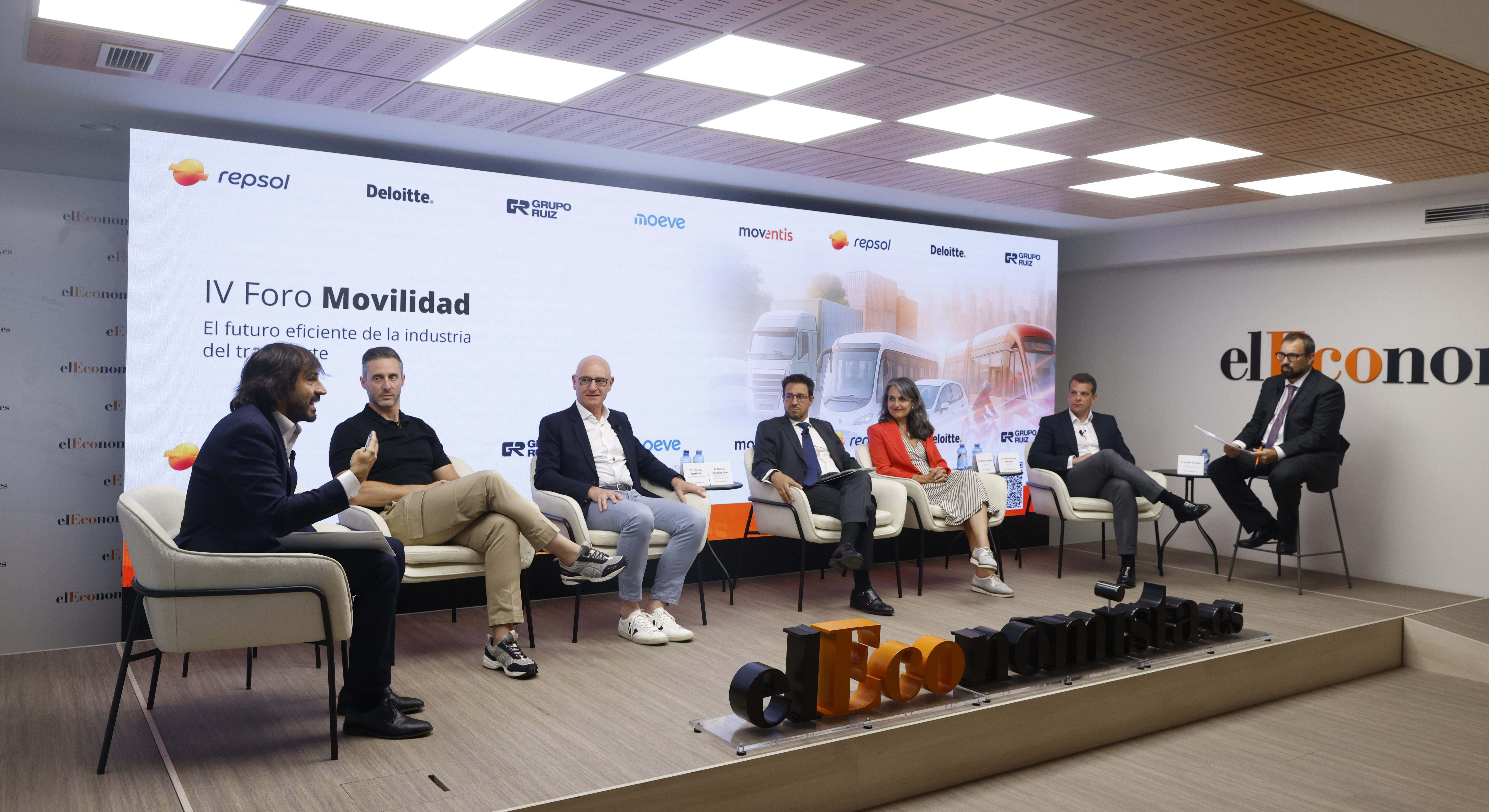De izq. a drcha., Gonzalo Fernández (EMT), Alberto Bajjali (Amovens), François Bottinelli (Renault Trucks), Alberto González-Salas (Deloitte), Estíbaliz Pombo (Repsol), David García (Moeve) y Rubén Esteller (eE). ee