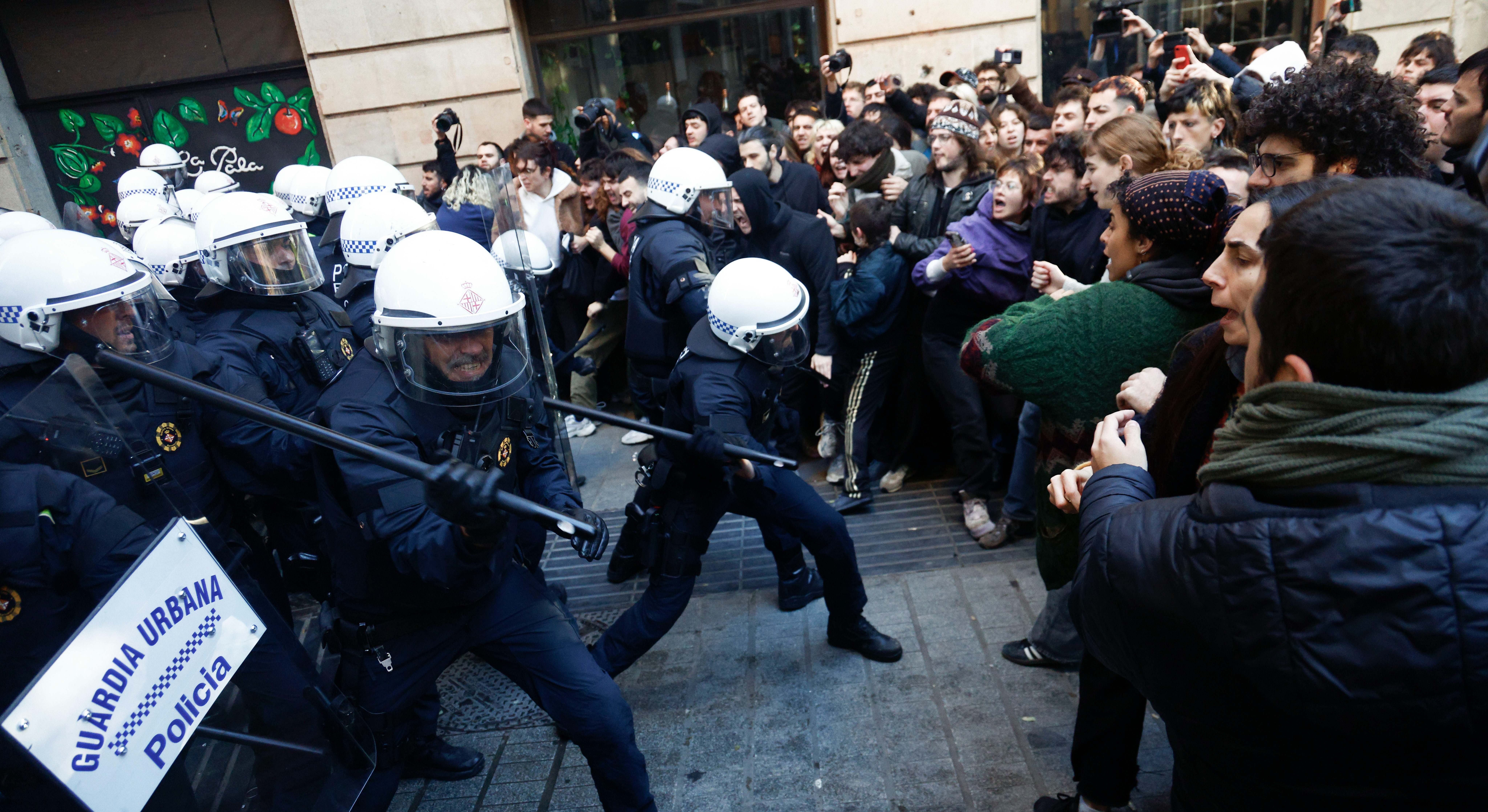 Cargas policiales durante el desalojo de la Antiga Escola Massana de Barcelona