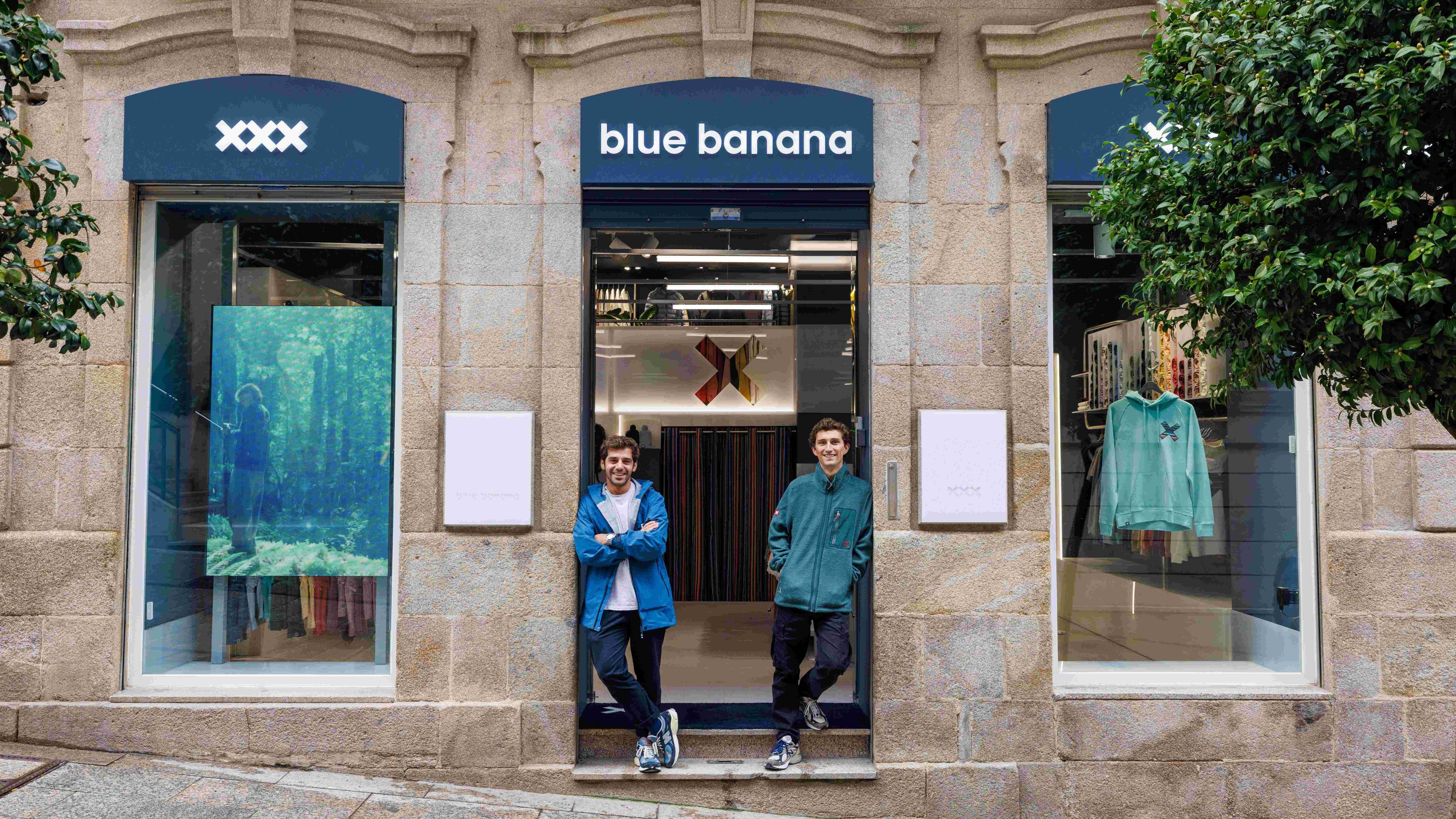 Nacho Rivera y Juan Fernández-Estrada frente a su Blue Banana de Vigo.