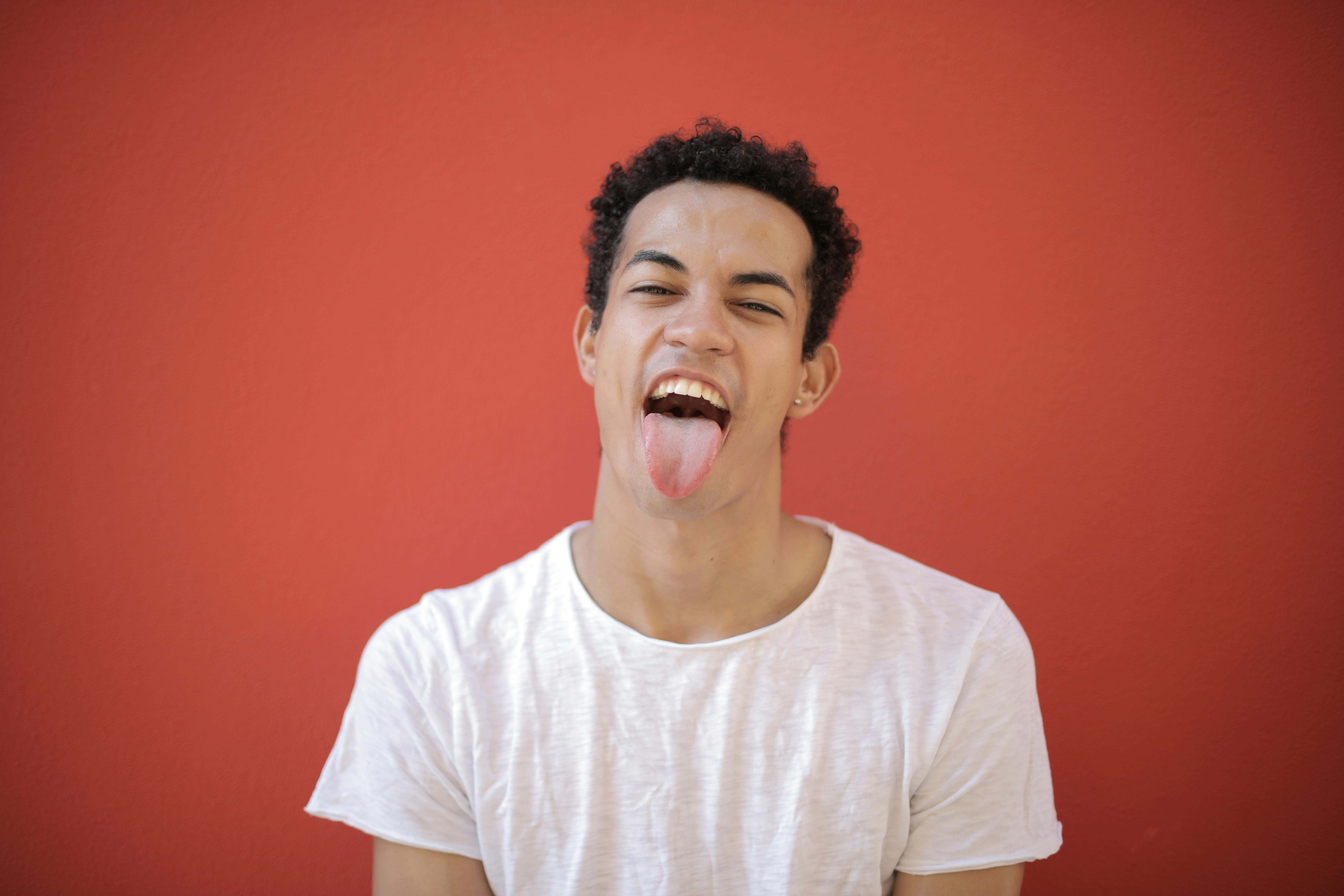 Un adolescente saca la lengua ante la cámara