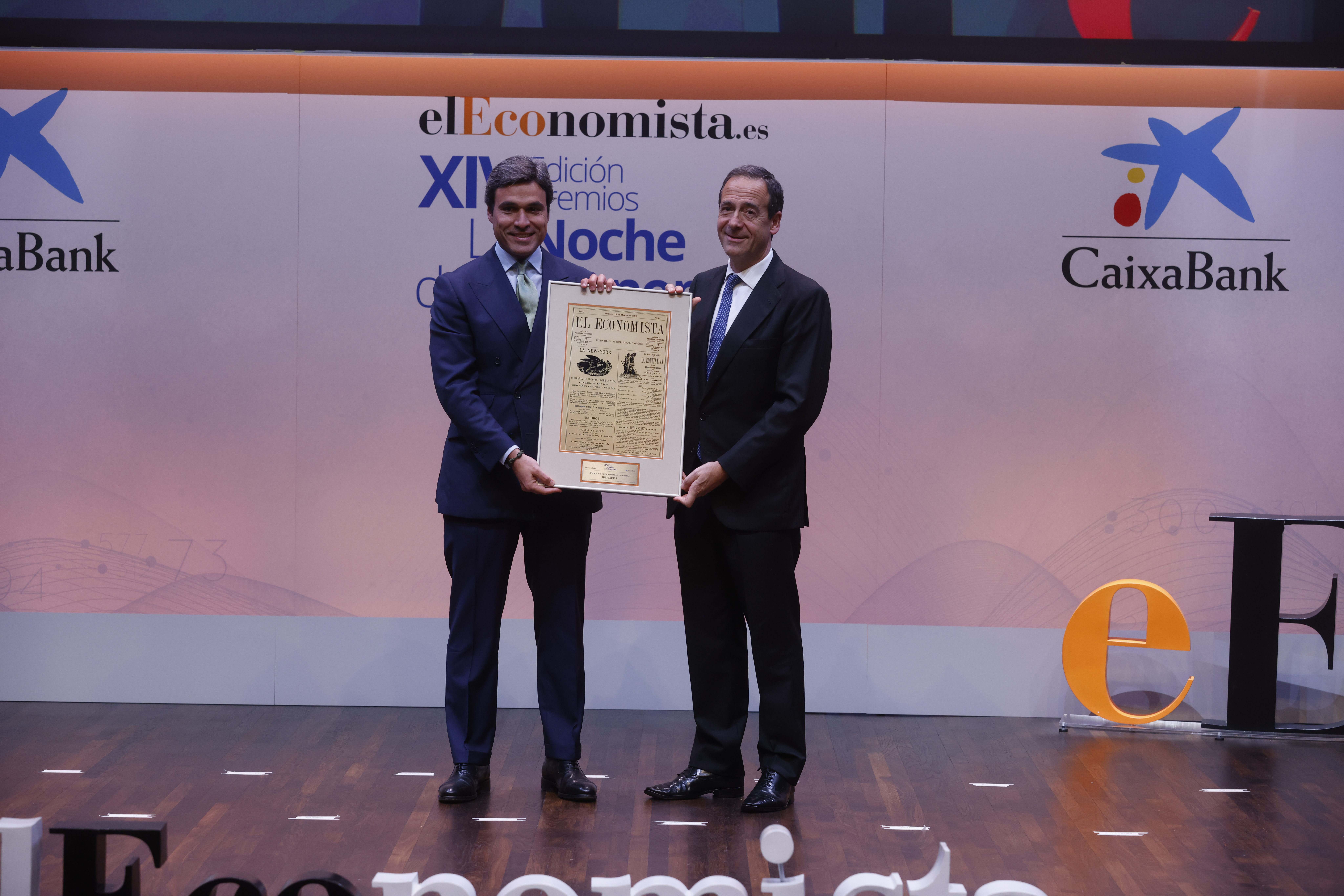 David Mesonero (Iberdrola), recibe el premio de manos de Gonzalo Gortázar (CaixaBank). EE