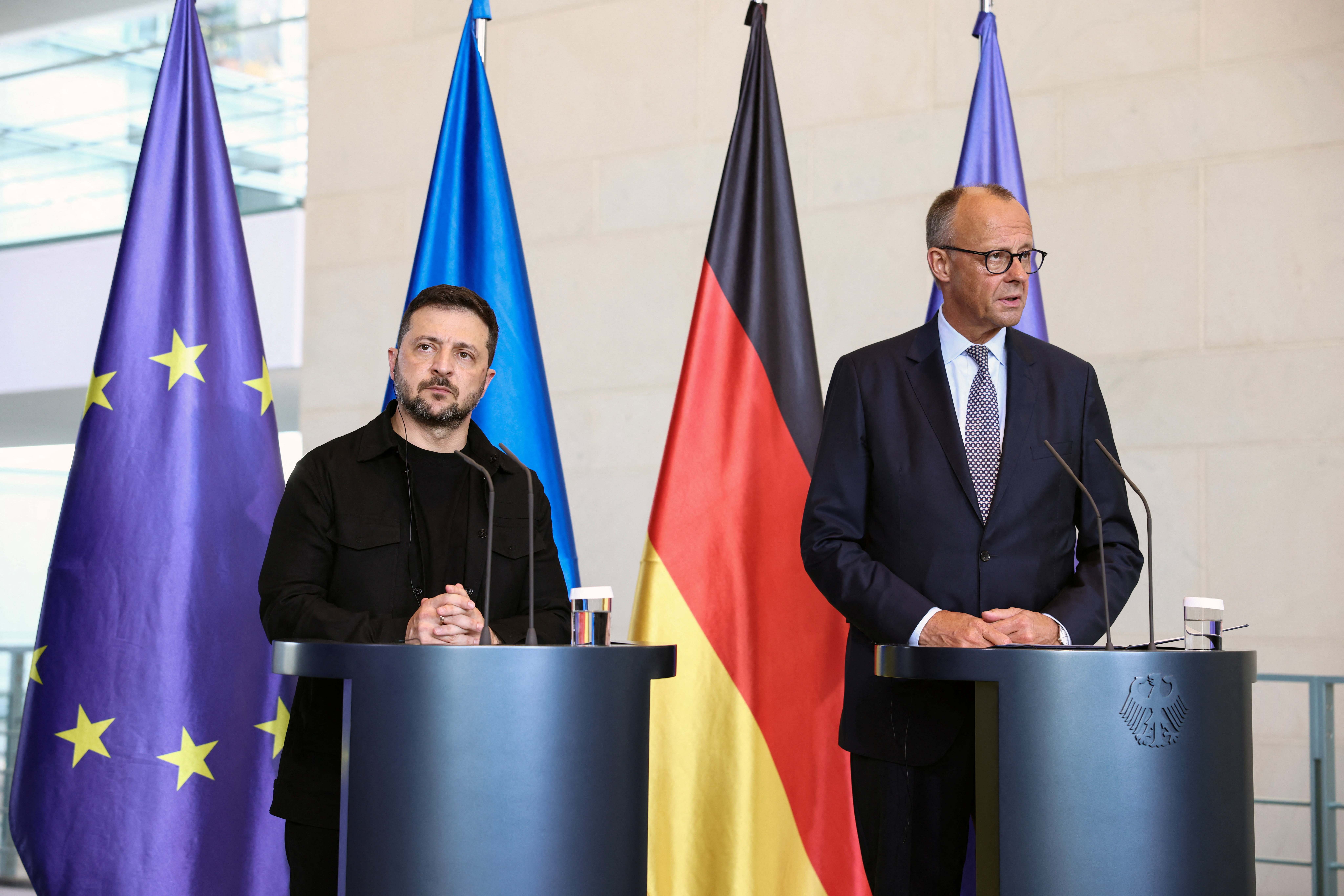 El presidente ucraniano, Volodimir Zelensky y el canciller alemán, Friedrich Merz