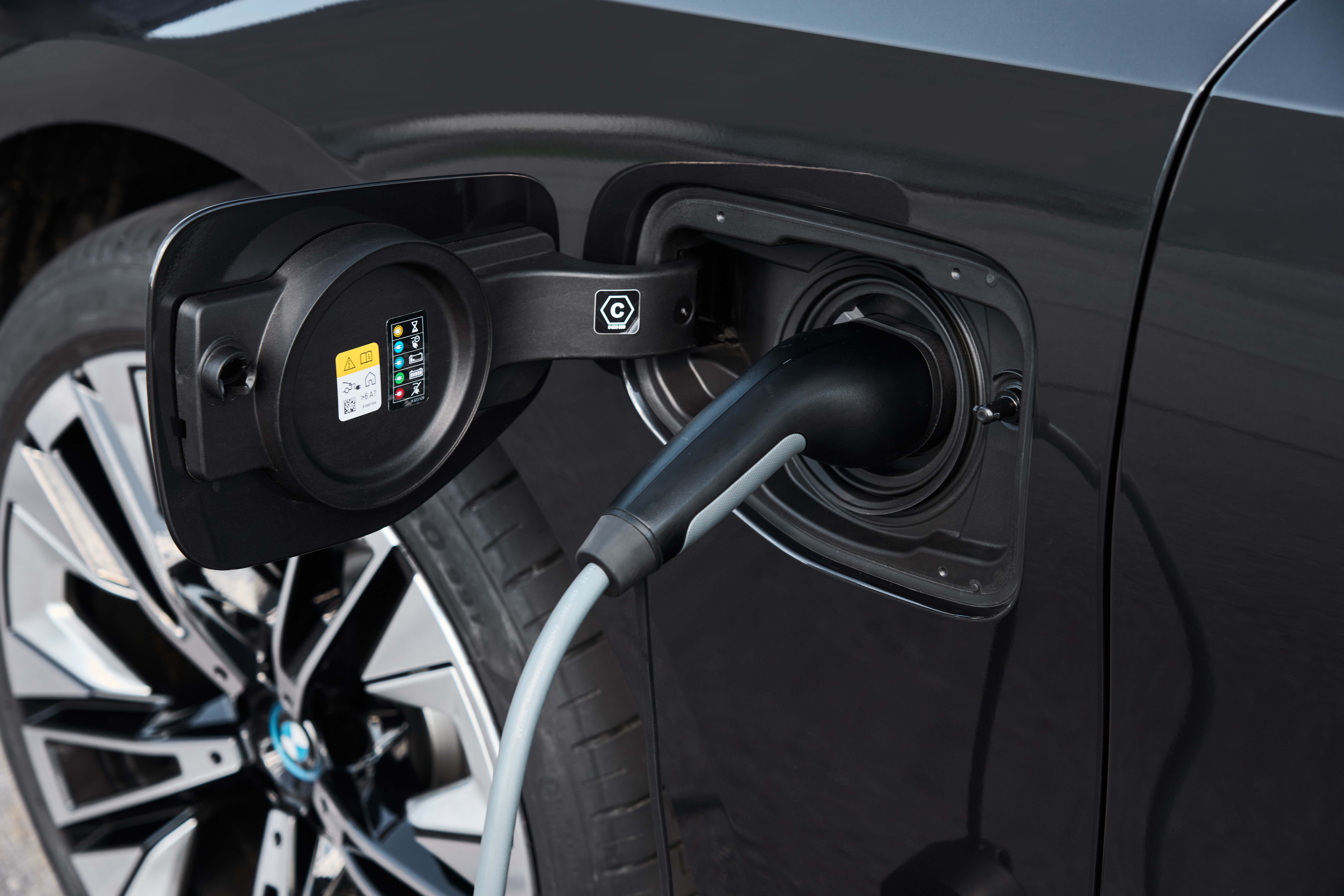 P90524326_highRes_the-new-bmw-530e-sop.jpg
