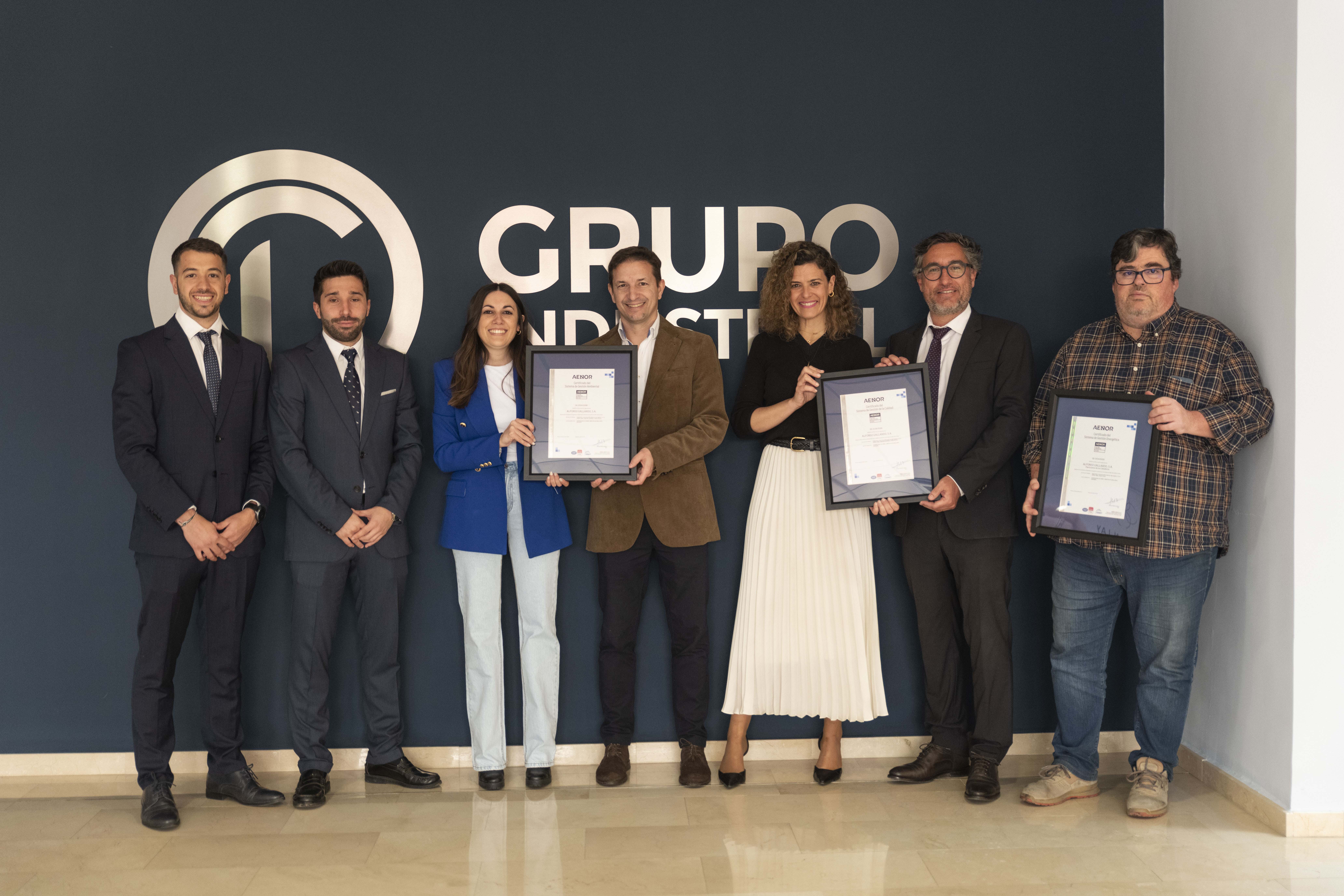 Alejandro Gómez, responsable de producción; Manuel Rosa, responsable de calidad; Yesica Oliva, responsable del sistema de gestión; Ricardo Viegas, responsable de mantenimiento; Mónica Barroso Bravo, directora de región sur AENOR; Orlando Ribeiro, directo