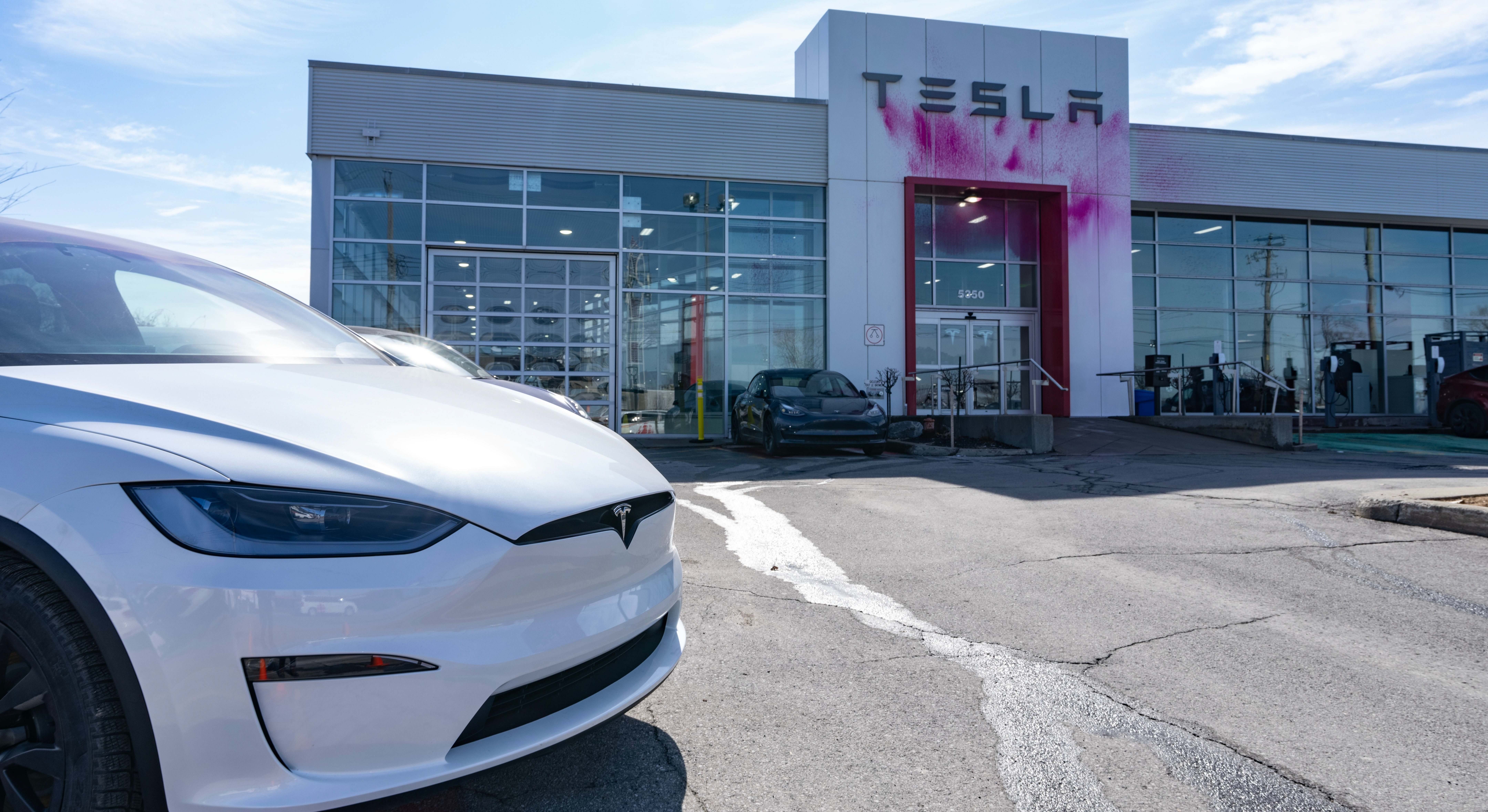 Un concesionario Tesla es objeto de vandalismo con pintura rosa en Montreal
