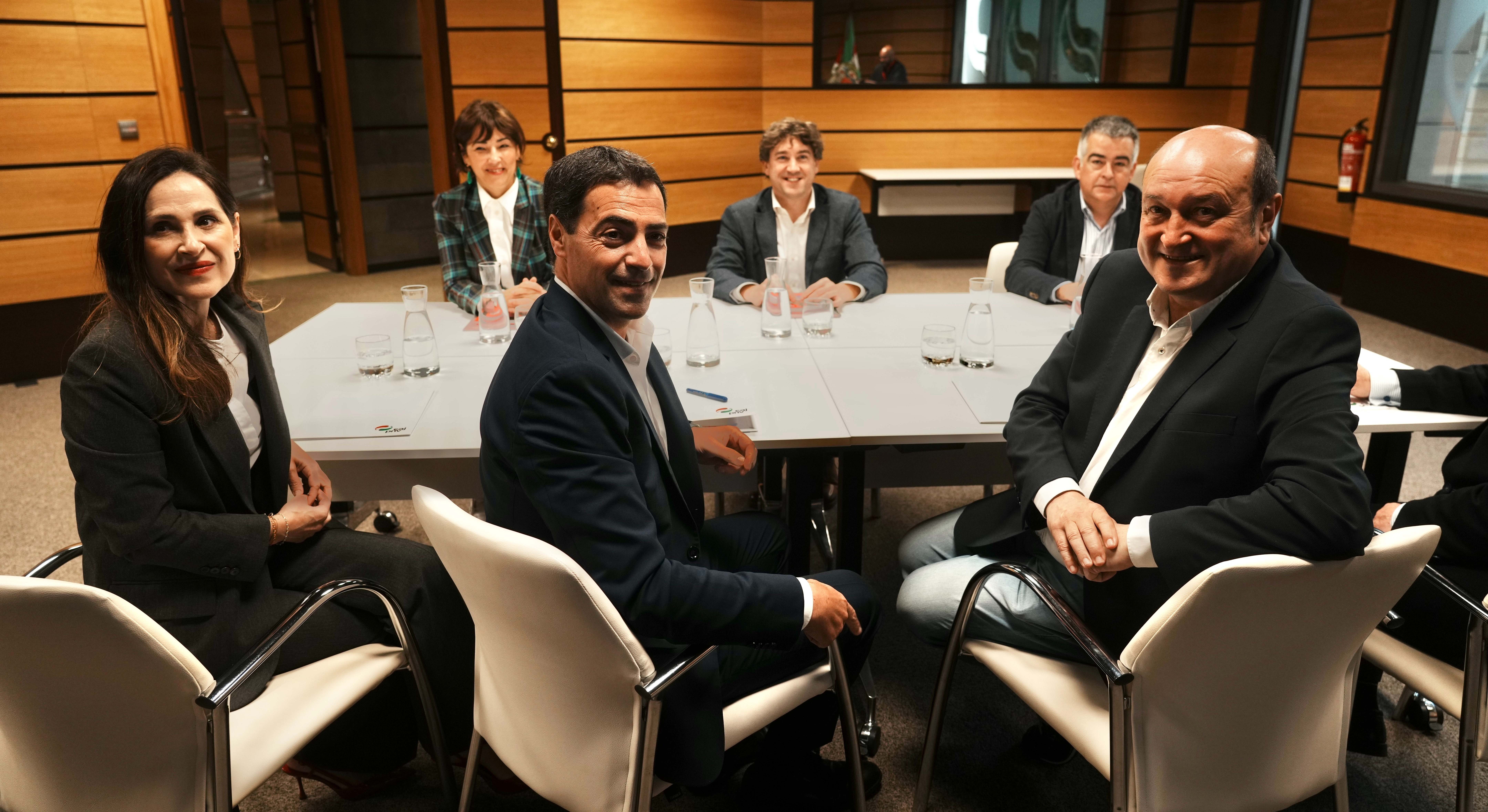 El candidato a Lehendakari, Imanol Pradales (3i), el secretario general del PSE-EE y candidato del partido a lehendakari, Eneko Andueza (3d), y el presidente del PNV, Andoni Ortuzar (d)