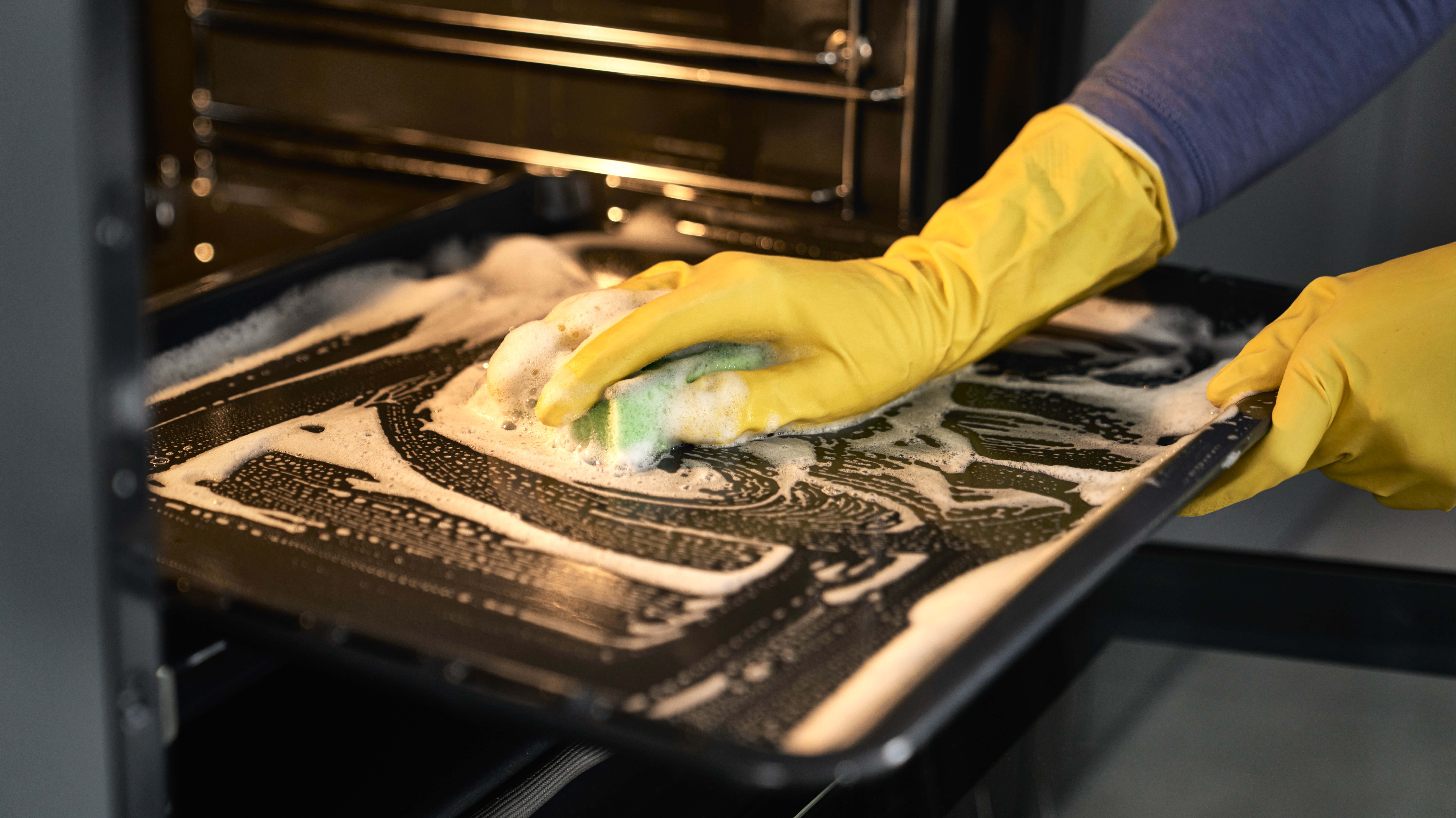 Una persona limpia el interior del horno. / Foto: iStock