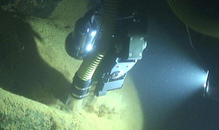 EuropaPress_2582326_Brazo_robotico_del_explorador_submarino_tomando_muestras_de_forma_autonoma.jpg