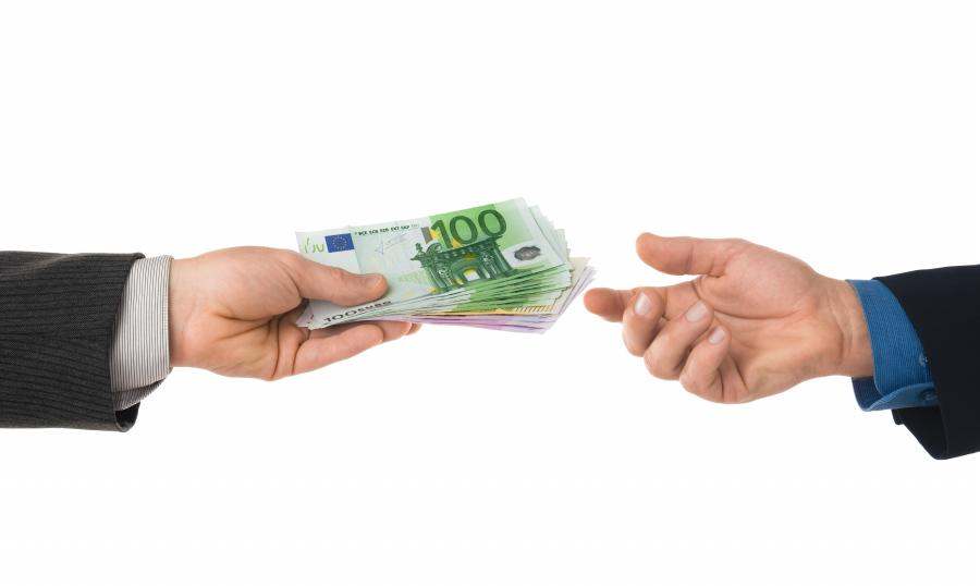 Un-hombre-le-da-a-otro-dinero.jpg