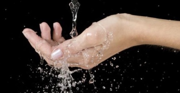 mano-agua-quay-.jpg