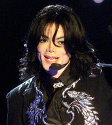 Michael_Jackson_trajenegro_micro.jpg
