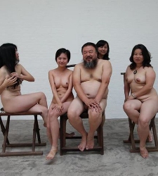 Posan desnudos a favor del artista chino Ai Weiwei