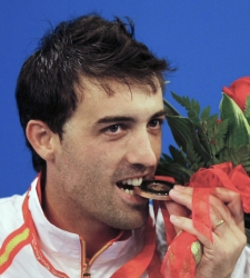 Abajo_muerde_bronce.jpg