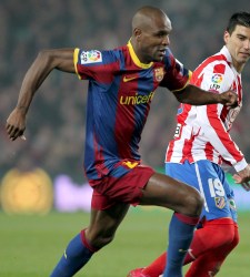 Abidal en un partido frente al Atlético de Madrid