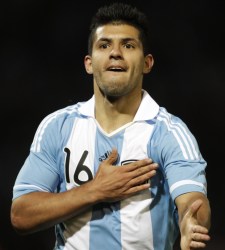 Aguero-escudo-argentina-2011-reuters.jpg
