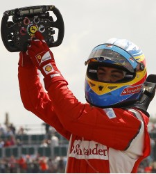 Alonso-senala-volante-2011-efe.jpg