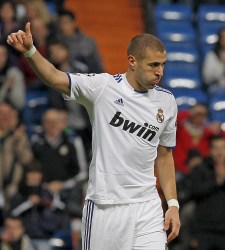 Benzema-celebra-auxerre-2010.jpg