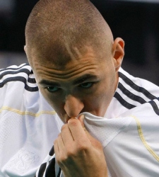 Benzema_besa_escudo.jpg