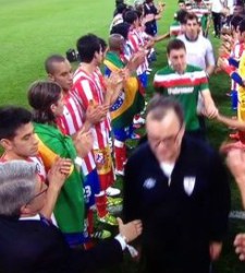 Bielsa-niega-saludo-2012-Cerezo.jpg