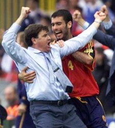 Camacho-celebra-Guardiola-Euro-2000.jpg