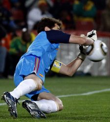 Casillas_penalti_paraguay_2010.jpg