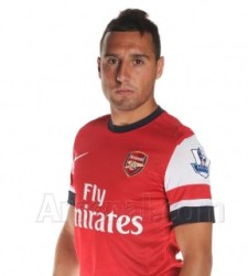 Cazorla-camiseta-Arsenal-posa-2012.jpg