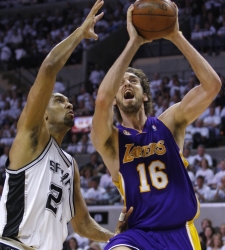 Gasol_Duncan_salto.jpg