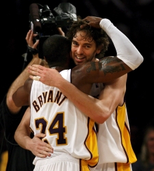 Gasol_abrazo_Bryant.jpg