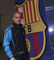 Guardiola-escudo-barca-rp-2011-reuters.jpg