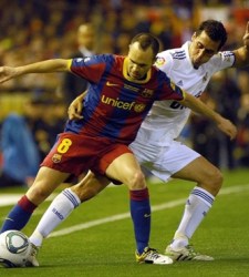 Iniesta-arbeloa-mestalla-2011.jpg