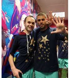 Iniesta-valdes-manita.jpg