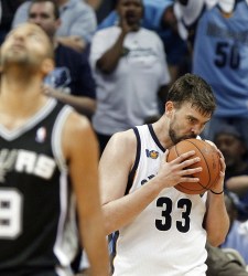 Marc-beso-pelota-spurs-2011-reuters.jpg