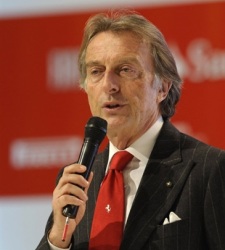 Montezemolo-micro-2011-afp.jpg