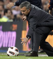 Mourinho-bola-cesped-bernabeu-2011-reuters.jpg