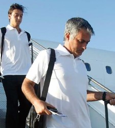 Mourinho-ozil-aeropuerto-realmadridcom.jpg