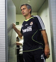 Mourinho-puerta-valdebebas-2010.jpg