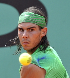 Nadal_mira_pelota.jpg