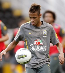 El presidente del Santos coloca a <b>Neymar</b> en el Barça y luego rectifica: "Se queda aquí"