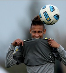 Neymar-entreno-brasil-bola-2011-efe.jpg