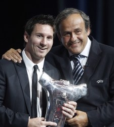 Platini: "Messi está protegido por los árbitros y está bien que así sea"