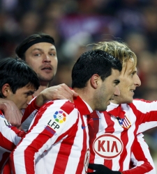 Reyes_celebra_Forlan.jpg