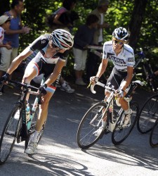 Schleck-vigila-contador-2011.jpg