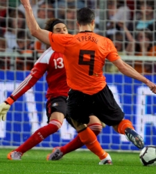 Van_Persie_gol_mexico_2010.jpg