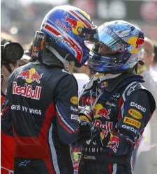 Webber-felicita-vettel-2011-turquia-reuters.jpg