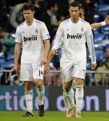 Xabi-alonso-cr7-2011-afp.jpg