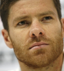 El retraso en la renovación de <b>Xabi Alonso</b> enciende las alarmas en el Real Madrid