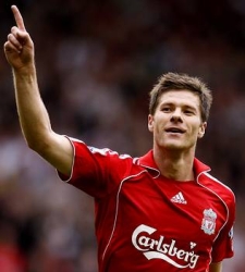 Xavi_Alonso_apunta.jpg