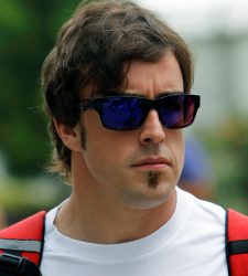 <b>Fernando Alonso y Ferrari</b> rinden homenaje a Simoncelli en el lugar donde falleció