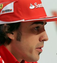 Un irritado <b>Alonso</b> carga contra la prensa por entrometerse en su vida privada