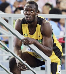 Usain Bolt se lamenta tras cometer la salida nula en la final del Mundial de Daegu